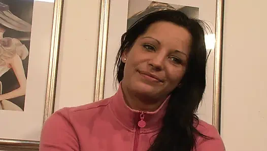 Çekici Alman sürtük turuncu dildoyla oynuyor