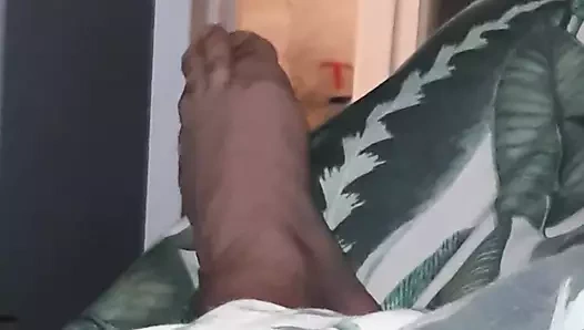 Sürtük hizmetçi üvey oğlunu odasını temizlerken yatakta çıplak yakaladı