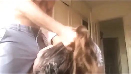 İpeksi elbiseli giyinik orta yaşlı seksi kadın, gecelik, külot, topuklu ayakkabılar ve file, oral seks, göt dilleme, şaplak, anal seks - arka görünüm - tam