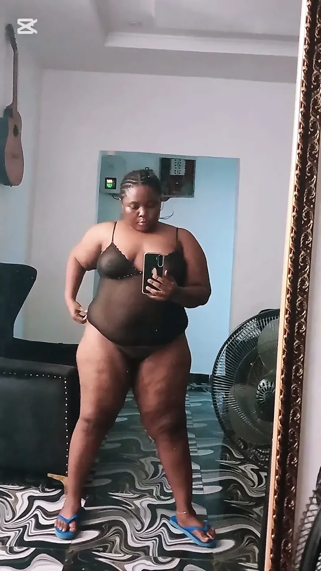 Kalın Bacaklı MILF'in Kıllı Amını Parmaklaması ve Pembe Amını Açması