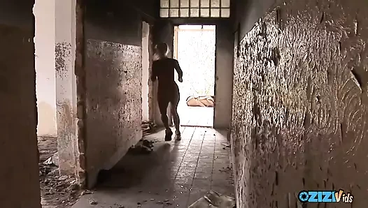 Güçsüz çıplak sarışın bir grup yabancıyla seks yapıyor