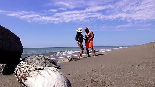 Ateşli latin plajda sikiliyor