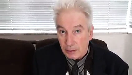 Tickling ona kedi ile bir olf horoz