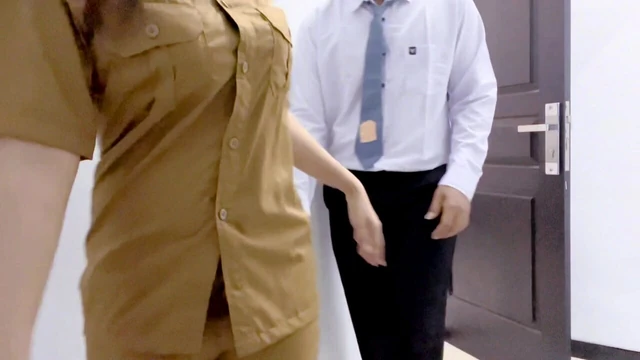 Учителя преподают студентам уроки биологии с практикой