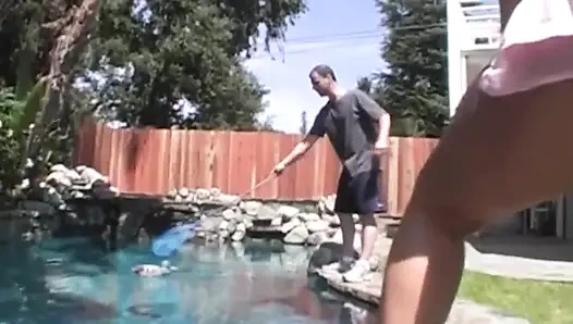 Büyük sulu götlü sarışın kanepede uzanıyor