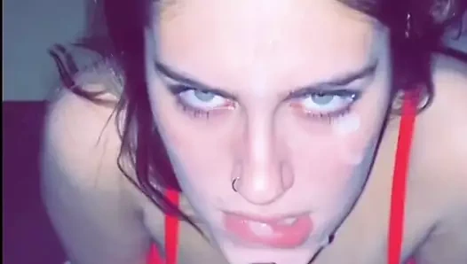 Yüzünde cum ile harika görünüyor