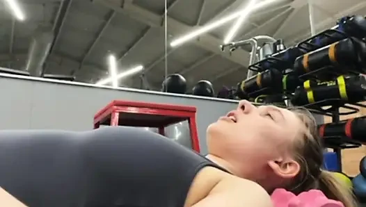 İri güzel seksi kız jucielussie spor salonunda eğitim alıyor