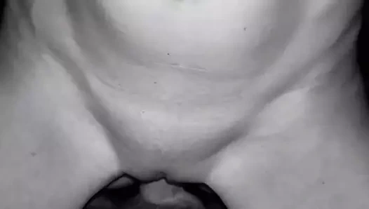 O benim üstümde oturuyor