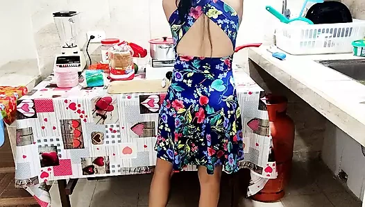 Güzel bir kızı evde yalnızken mutfakta sikişiyorum - yemek yemesine bile izin vermiyorum