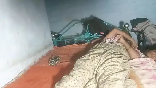 18 yaşındaki Hintli desi köyü gerçek evli kadın ve kocası seks videoları