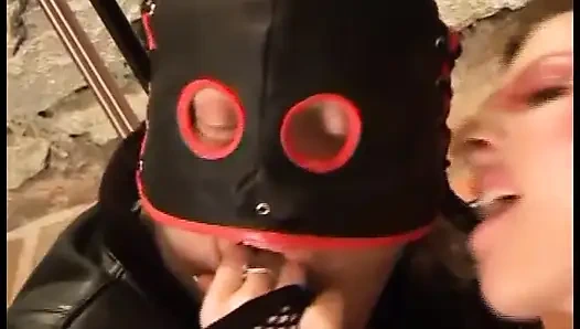 Siyah çoraplı fetiş kızıl saçlı büyük bir yarağa biniyor