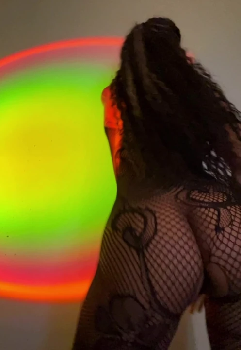 Мне нравится, когда я дома одна, потому что я люблю быть обнаженной.