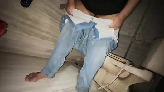 Hostel tuvaletinde ateşli anippe çiş ve amını görüyorum ve sonra elle muameleye başlıyorum!