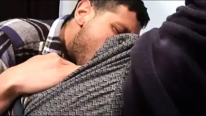 arkadaşlarına kola ikram etti