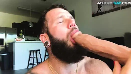 Mürekkeplenmiş su samuru spreyler boşalmak sonra doldurma onun kıçını bir yapay penis ile