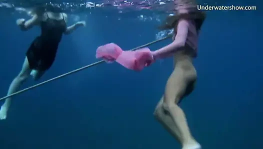 Yüzme çıplak Rus babes