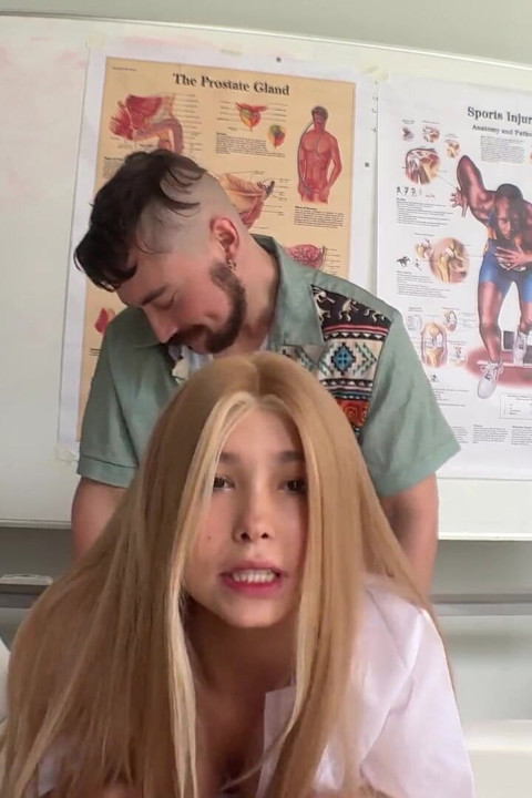 Bir tıp öğrencisinin penis muayenesi uygulaması devam ediyor.