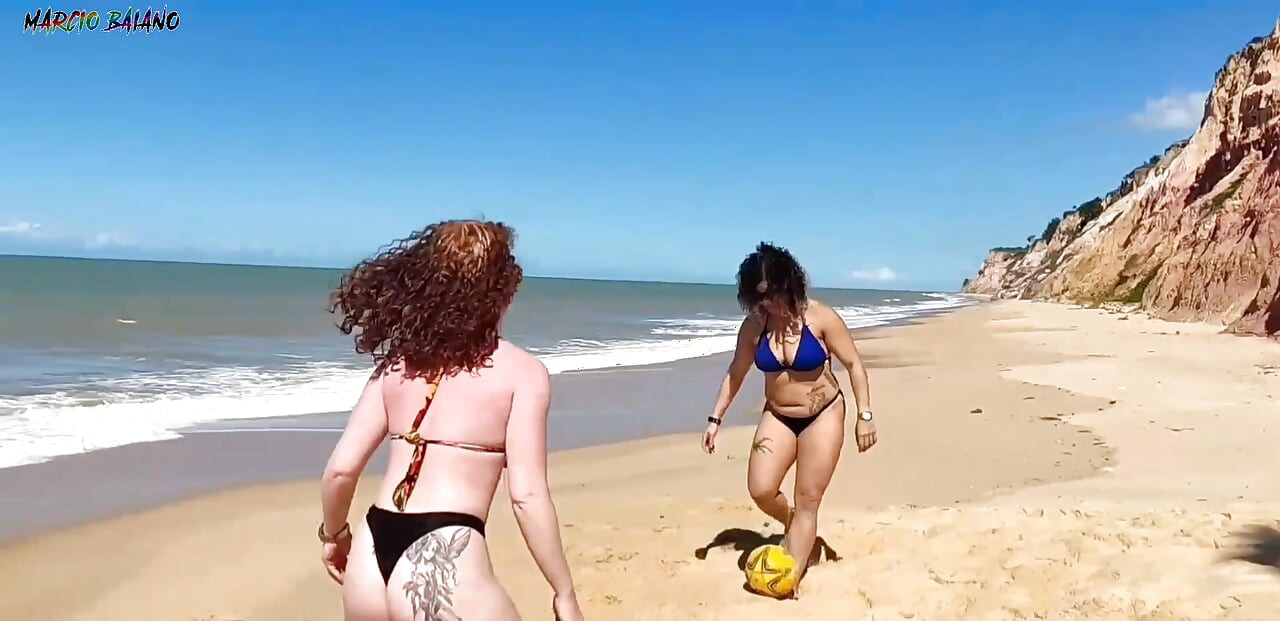 Sahilde futbol oynarken iki ateşli kız bahsi kaybetti ve bana zorunda kaldı