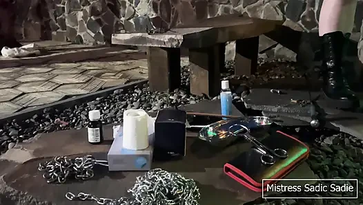 Açık havada ses ve medfet taş masada oynuyor