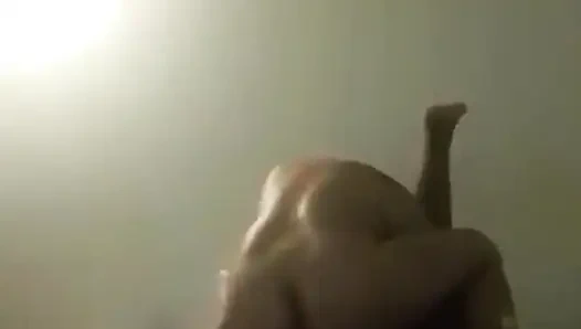 Büyük klitorisli güzel iri güzel kadın çeşitli fantezileri gerçekleştiriyor