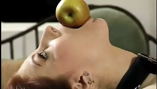 Erkeksi züppe ve maskeli bir adam seksi bir esmer sikiyor