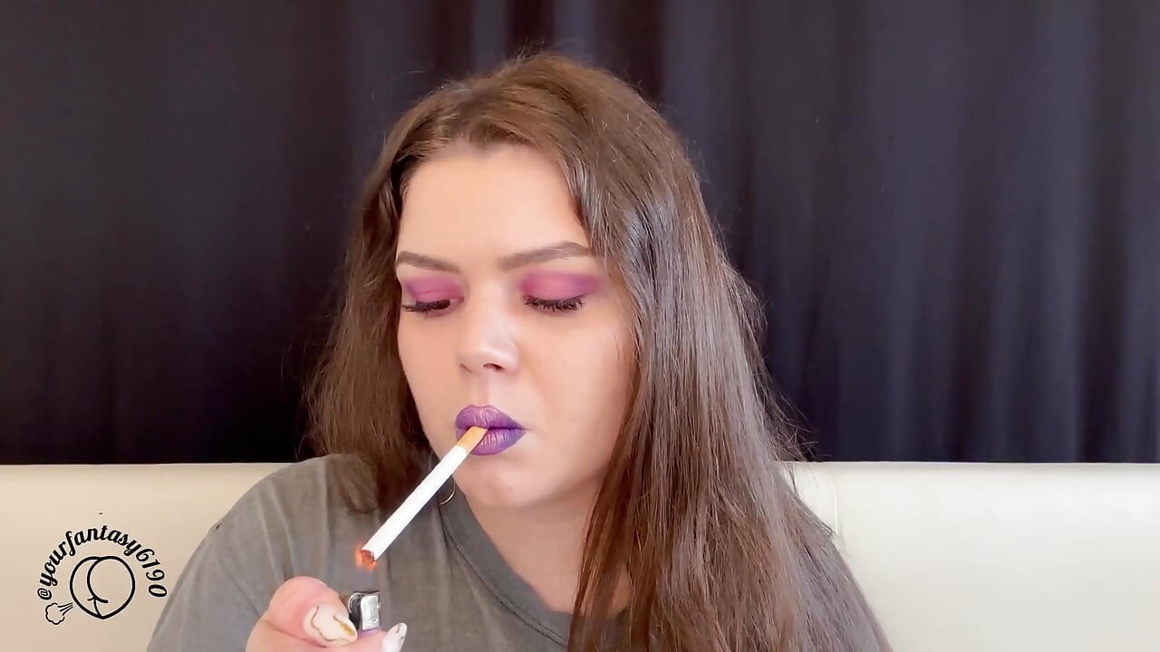 Mor duman baştan çıkarma: yakın çekim vaping ve sigara içme