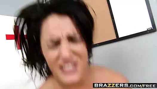 Üniformalı büyük memeler - charley kovalamak keiran lee - charleys