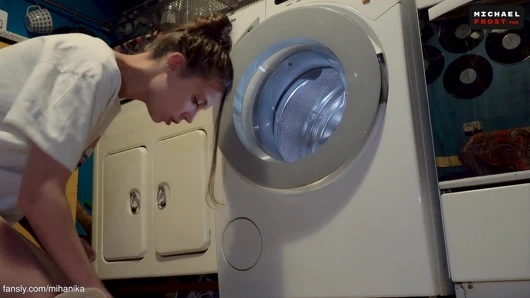 Yardım et, üvey kardeşim! sıkıştım!