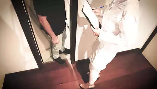 Hemşire bir hastanın sperm bankasında boşalmasında yardımcı olur.