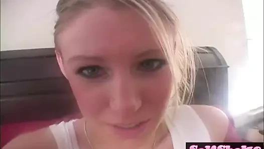 Sarışın allie verir footjob için yapay penis seks oyuncak