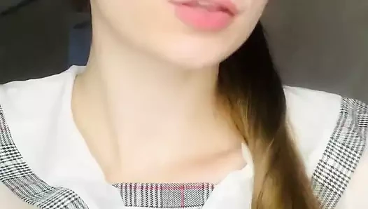 Minyon bir esmerden güzel striptiz