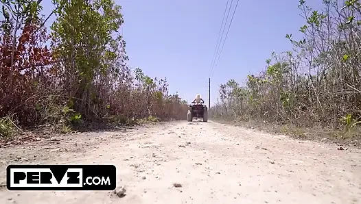 Çamurlu ateşli kızlar Aria Banks ve Jessica Marie Nicky ile atv'lerde edepsiz oluyor