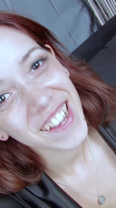 Helena: Muhteşem genç Fransız esmer Helena ile ilk anal porno videosu