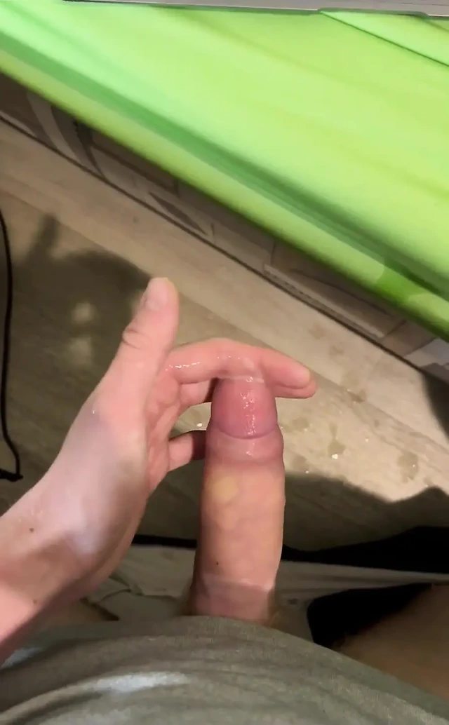 Gece geç saatlerde mastürbasyon yapıyor. Oyuncaklar ve zevk