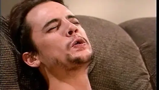 Büyük memeli siyah saçlı kız büyük yarak emiyor