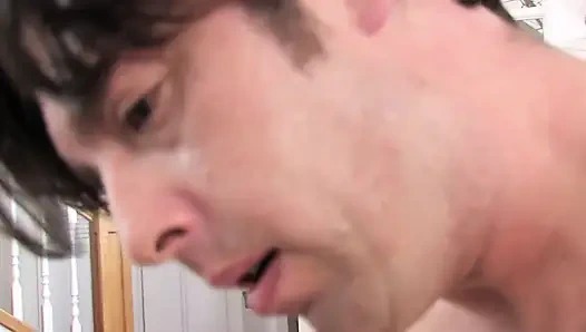 Sevimli esmer kadının küçük göğüslerine püskürtülür