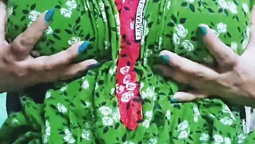 Kendini parmaklama desi kızı parmaklıyor bölüm 1 Hintli solo kız yatağı, göğüslerini bastırıyor ve ayrıca amını parmaklıyor