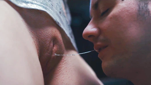 Seksi sarışın eşek şakası yapıyor ve sikiş kölesi gibi kullanılıyor - porno amcık yalıyor