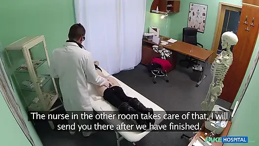Doktor güzel hastaların amını muayene ediyor ve dölleme reçete ediyor