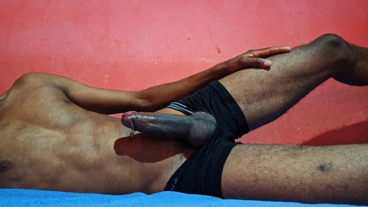 Yetenekli Brezilyalı esmer çok ateşli mastürbasyon yapıyor