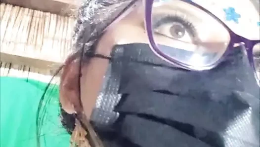 Busty kız, sınıfa gitmek için giyinirken arkadaşlarının canlı yayın yapmasına yanıt veriyor