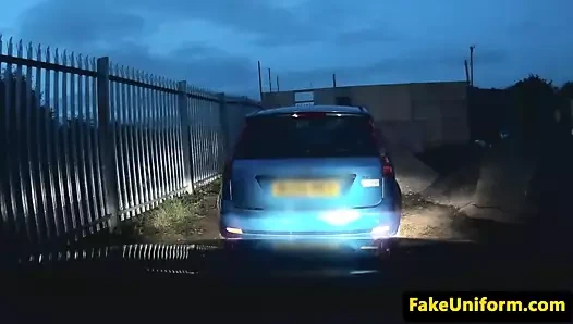 Polis çeker üzerinde busty bebek için sikme ona kedi