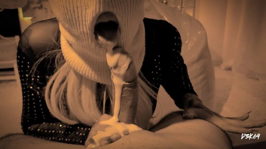 Derin gırtlak sakso yarakla boğuluyor ve bakış açısında bolca döl