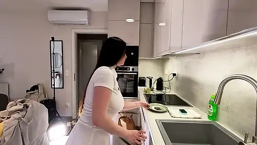 Büyük memeli büyük götlü tamamen doğal güzel üniversiteli kız transparan beyaz elbiseli uzun bacaklarını ve külotunu gösteriyor