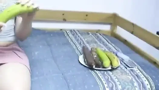Azgın piliç kanepede yemekle mastürbasyon yapıyor