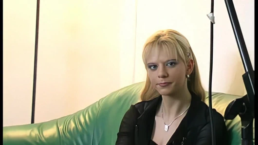 blondine mit grossen titten bekommt es doggy beim casting