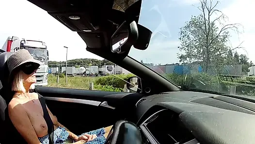Titty Tuesday gözleri bağlı kamyon durağı eğlencesi