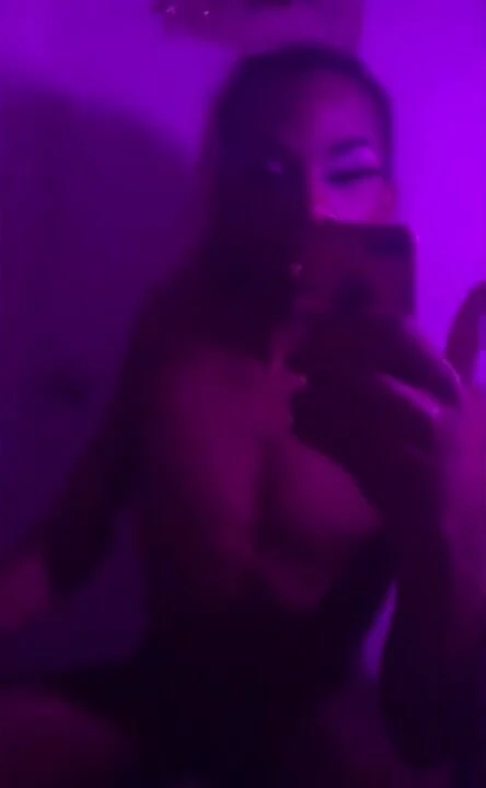 Aşk tanrıçası. Melanin'im kadar derine gücüm var. Adımını izle, tekrar aşık olmaya devam et.