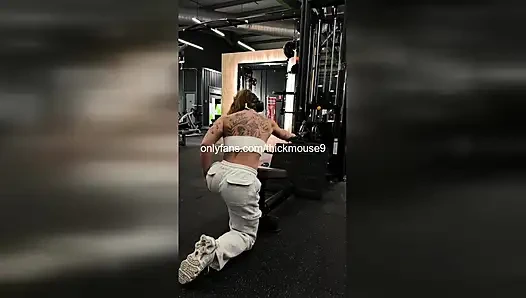 TIKTOK KAZASı 18 YAŞıNDAKI CANLı YAYıN SıRASıNDA KREMSI AMCıĞı SıZDıRıYOR