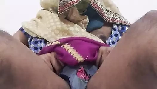Sari elbiseli travesti mastürbasyon yapıyor